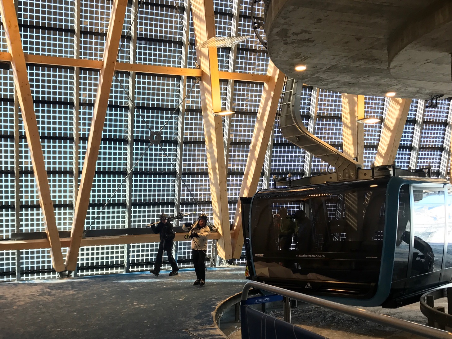 Cable Car Ne Demek  . Aşağı Inerken Teleferik Çok Hızlı Hareket Ediyor.